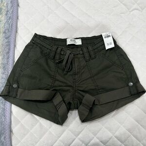 Hollister Low Rise Classic Shorts for Women 
No flaws NWT 
SIZE: 4